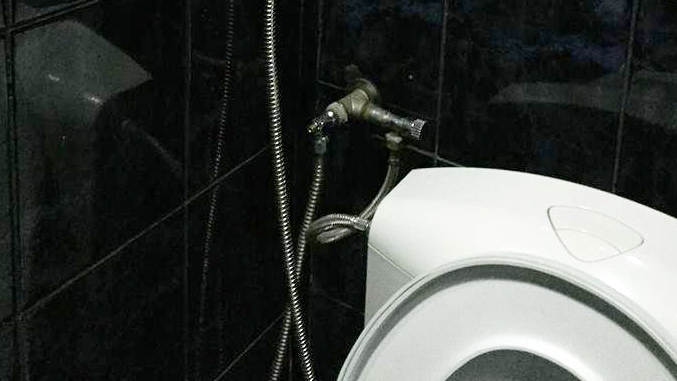 Mesajul surprinzător lăsat într-o baie publică! Ce sunt avertizaţi oamenii să NU facă acolo!