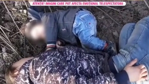 O femeie din Iași, beată moartă în șanț, cu copilul de doi ani după ea! Vecinii au fost nevoiți să o ducă pe brațe acasă