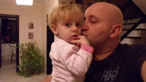 A fost la un pas de moarte dupa ce a fost aruncata din masina de mama, dar a scapat ca prin minune! Ce s-a intamplat cu ingerasul?