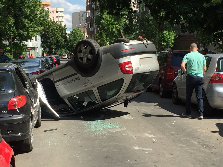 Un șofer s-a răsturnat cu mașina în mijlocul unei străzi din București