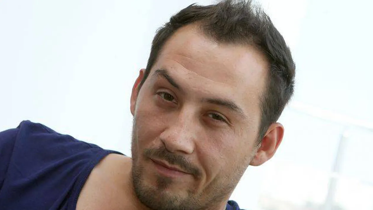 Nici nu îşi mai aminteşte de ANDREEA MANTEA! Cel mai râvnit burlac de la noi are o nouă iubită cu care s-a sărutat pasional