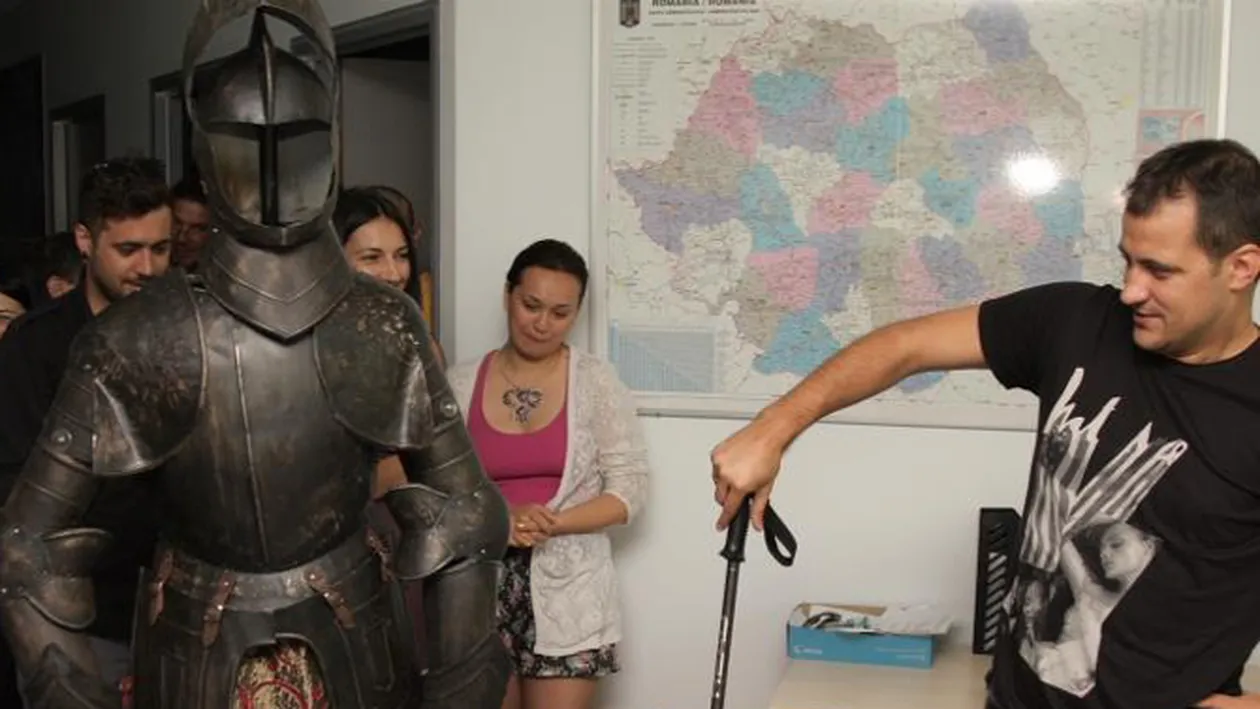 Colegii fac glume pe seama lui Huidu! I-au luat cadou o armura ca sa mearga la schi cu ea