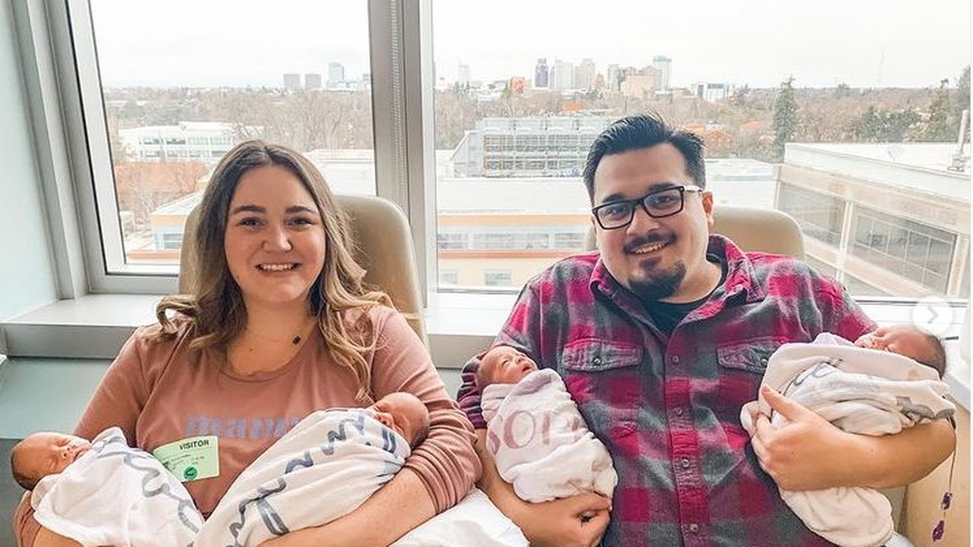 O mamă la 700.000 pățește așa ceva! Povestea tinerei care a născut patru copii în aceeași zi. FOTO