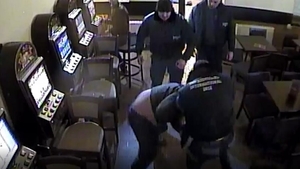 IMAGINI ȘOCANTE. Trei bodyguarzi snopesc în bătaie doi clienți ai unui bar, în Arad. Detalii exclusive din anchetă
