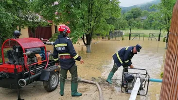 49 de localităţi din 18 judeţe, lovite de ploi și furtuni. Două persoane au murit