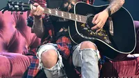 JUSTIN BIEBER, fotografiat de sute de fani… desculţ şi cocoţat într-un copac. Motivul încredibil pentru care a stat acolo, o zi întreagă!