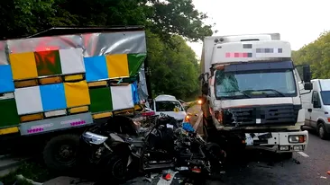 Accident mortal pe A1! Două autoturisme și două camioane s-au ciocnit. Un șofer a decedat pe loc