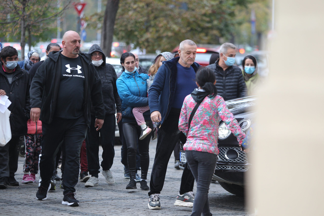 GiGi Becali, baie de mulțime, fără mască de protecție
