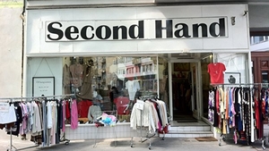 Angajata unui second hand a trăit un mare șoc! Ce a descoperit într-o haină: ”Când am văzut, m-am speriat!”