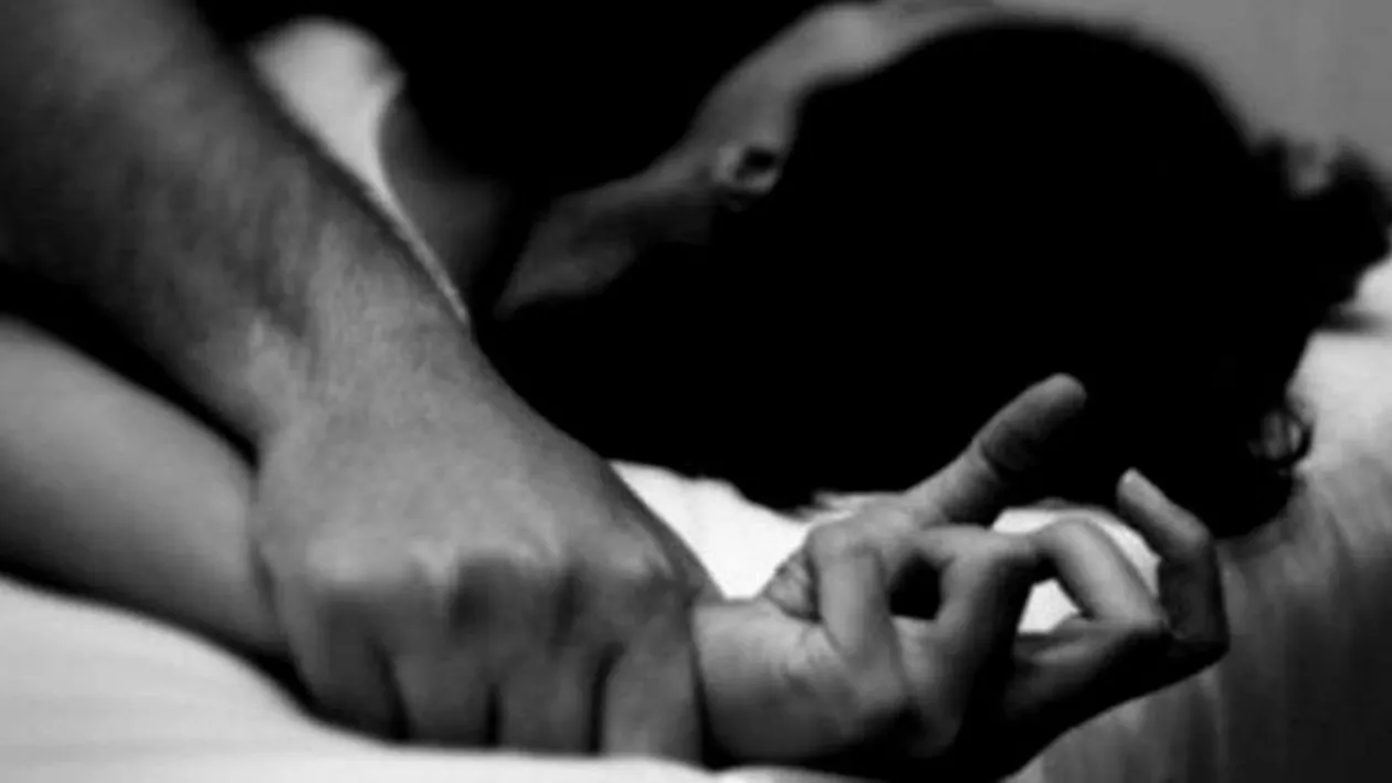 Un tânăr de 16 ani a fost reținut și plasat în arest la domiciliu, după ce a violat o fată în noaptea de Revelion