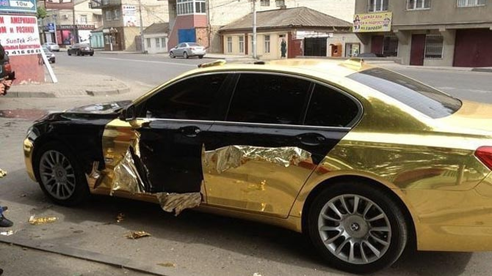 Ce-a patit masina unui smecher! S-a dus cu ea in ghetou sa se dea mare la prietenii lui cu bolidul de aur, iar ei au jucat "razuiesti si castigi" pe ea - I-au dat dauna totala