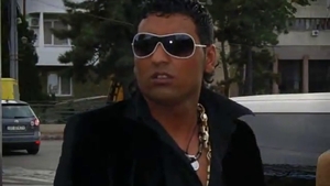 E bataie pe porecla "Versace"! Vezi ce interlop celebru l-a atacat pe pustiul Versace, filmat in timp ce facea pipi in tufis!