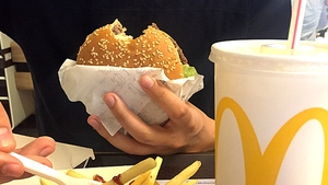Veste proastă pentru fanii fast-food! McDonald's scoate din meniu faimosul burger de 15.90 lei