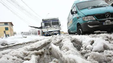 Vremea face ravagii în Capitală din cauza ninsorii! 19 mașini au fost avariate