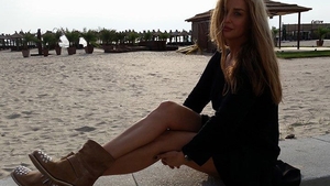 Nu ai mai văzut-o aşa! TANIA BUDI, apariţie sexy în costum de baie minuscul şi fără pic de machiaj!