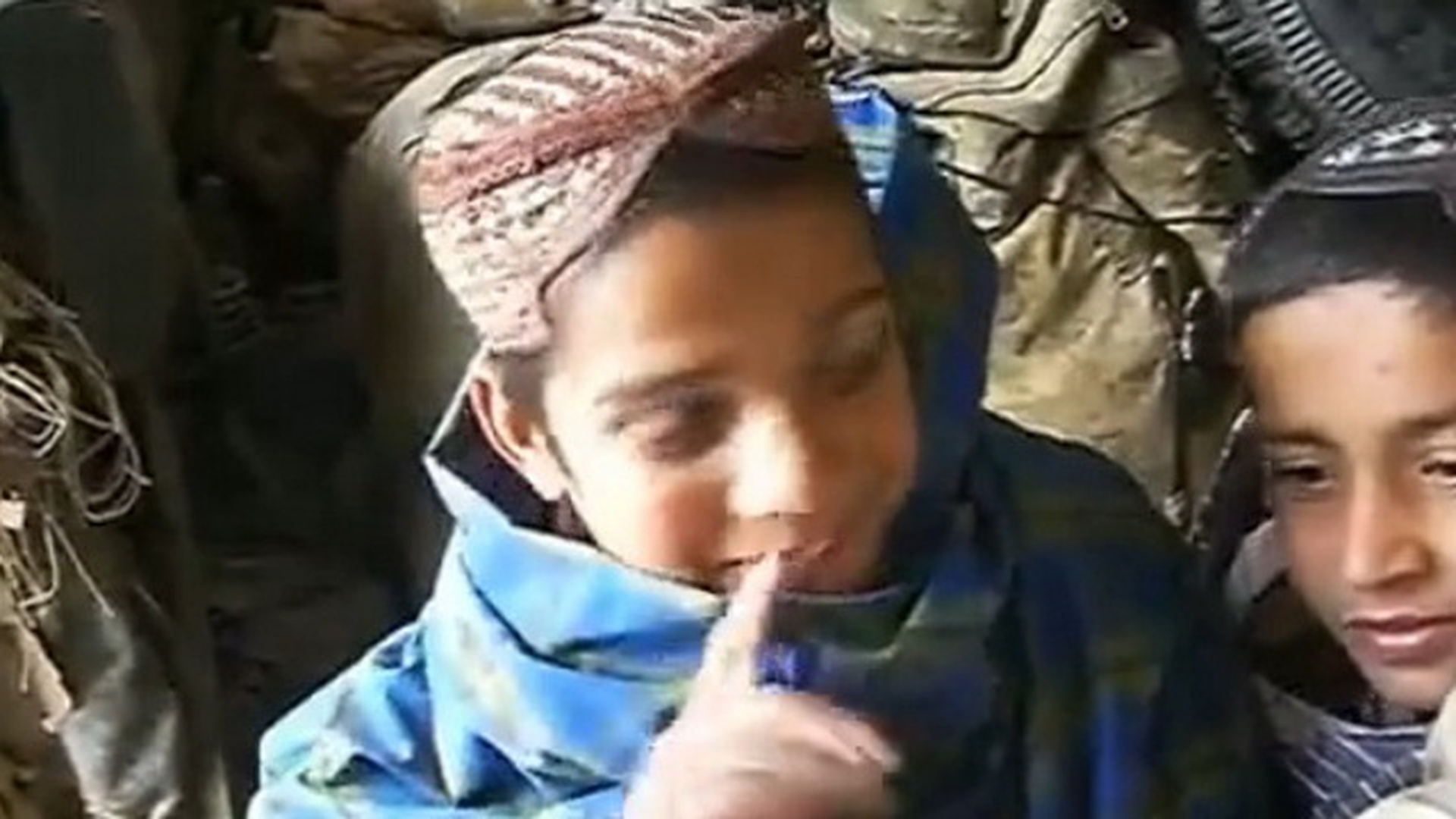 GENIAL! Cum reactioneaza doi copii din Afganistan cand vad pentru prima oara o femeie dezbracata VIDEO