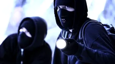 Totul intr-o singura noapte! 4 case sparte, doi batrani batuti mar si un caine ucis, opera a doi hoti mascati.