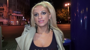 Din pupaza s-a transformat in cucuvea! N-ai vrea s-o vezi noaptea pe strada!