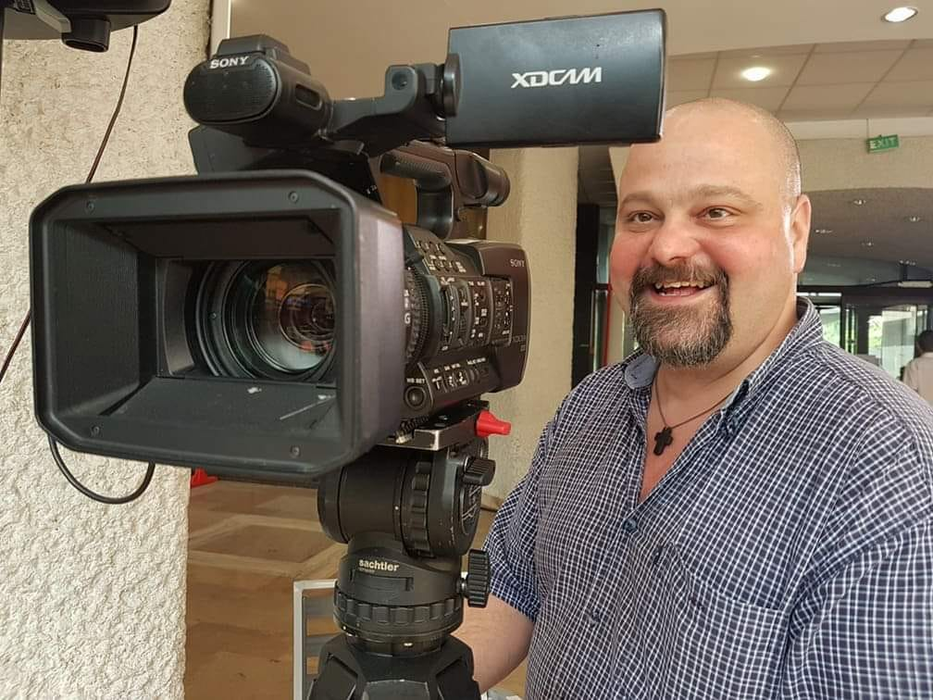 Doliu în lumea televiziunii de la noi! Un cunoscut jurnalist a murit fulgerător: “Sus, acolo, te așteaptă tata și mama care te-au iubit enorm”