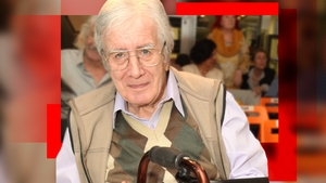 Ultimele informații despre starea lui Cornel Constantiniu, bolnav de Parkinson de 30 de ani. Trăiește într-un scaun cu rotile, dar nu lasă steagul jos: “Se uită mult timp la...”