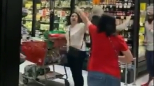 Scene șocante într-un supermarket! O femeie fără mască de protecție, jignită și dată afară de ceilalți clienți nervoși