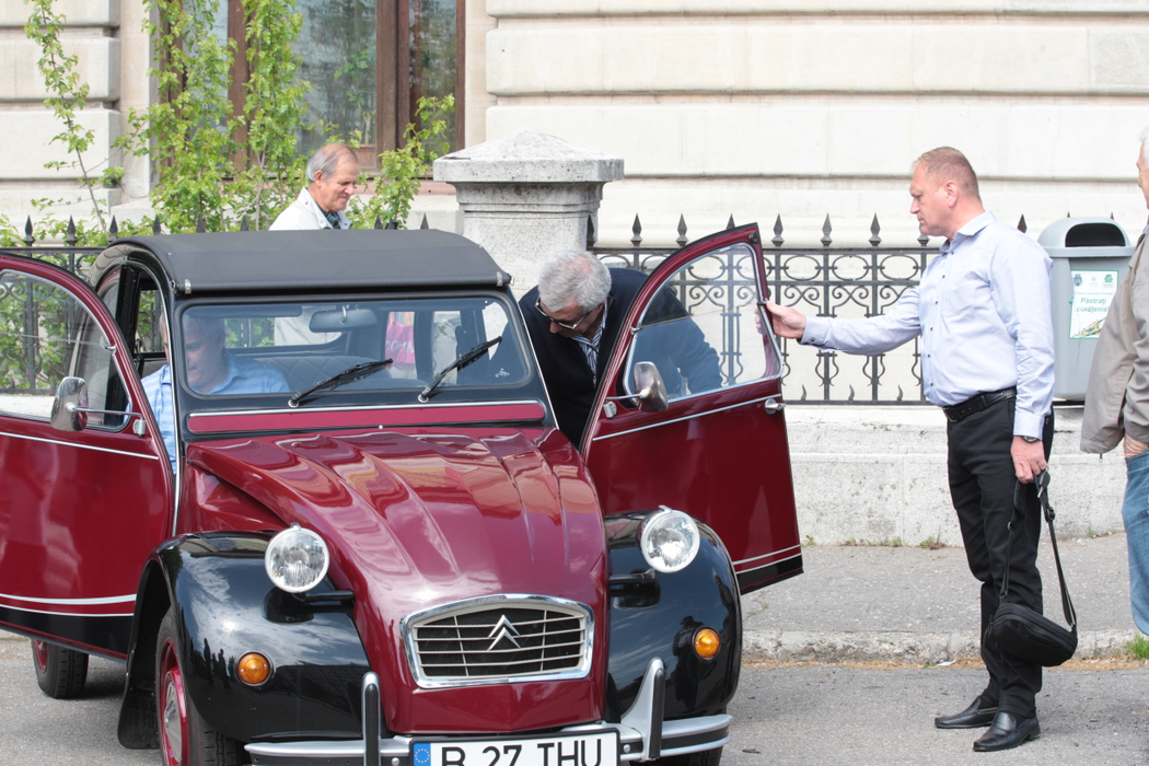 Călin Popescu Tăriceanu, urcând la bordul Citroenului său "Doi Cai"