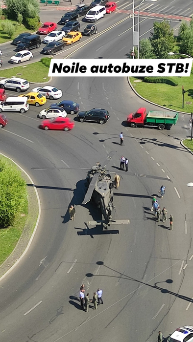 Românii au mult umor! Cele mai bune glume din online după aterizarea de urgență a elicopterului american, Black Hawk, în Piaţa Charles de Gaulle | FOTO