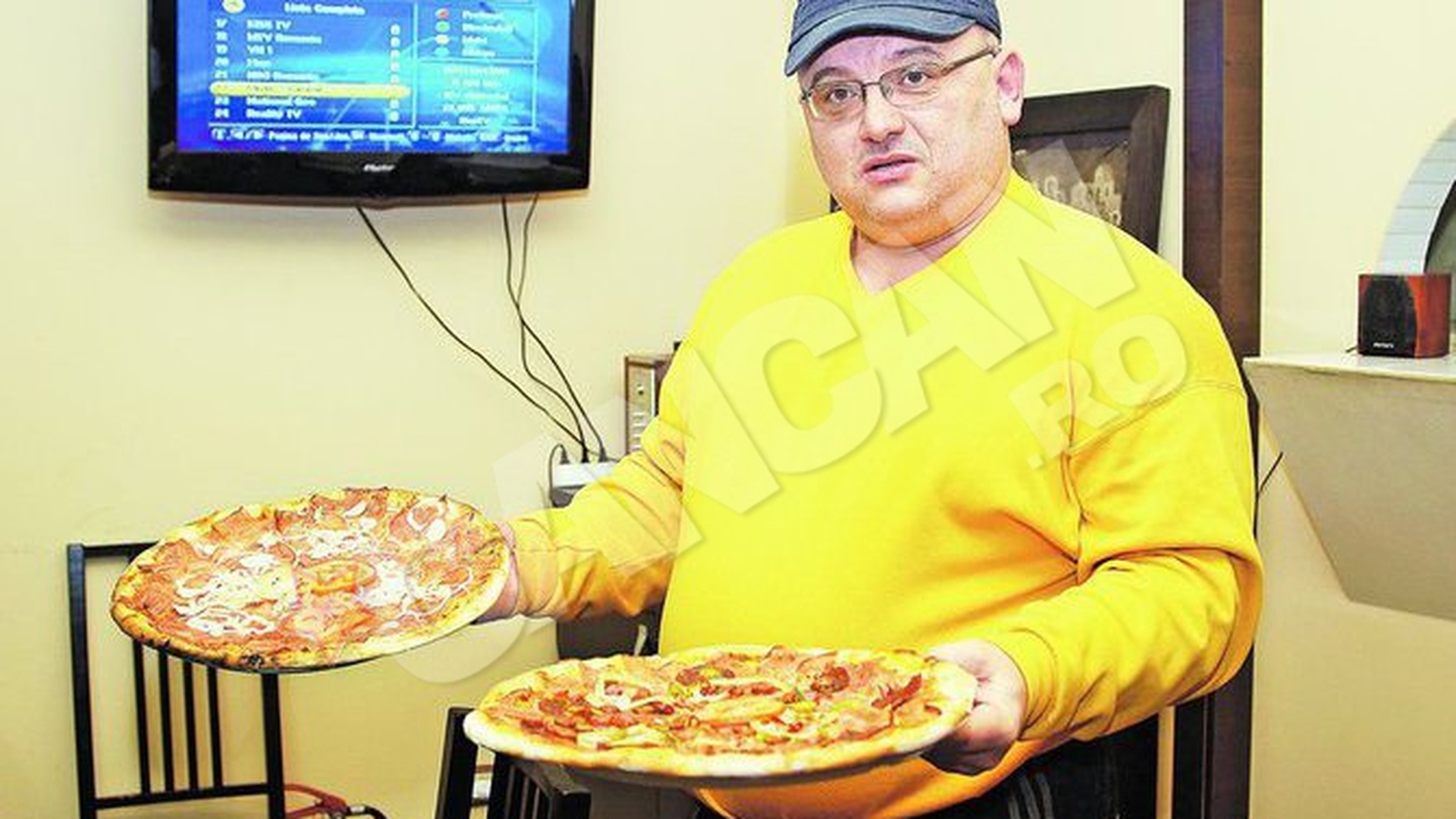 Un sucevean le ofera clientilor o alternativa haioasa la carnea de porc. Vinde "apa chioara", "nimic" si "pita"