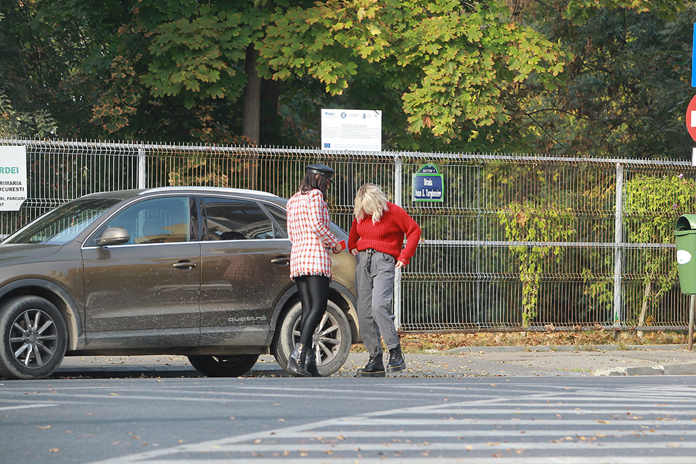 Gina Pistol discută ultimele detalii despre ședința foto cu amica ei