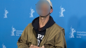 A aparut la premiera unui film cu o punga pe CAP! Motivul pentu care a facut acest gest