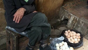 Un bătrân vindea ouă. O femeie a coborât dintr-o maşină, a venit la el şi... Continuarea este revoltătoare! Ce a putut să facă după aceea 
