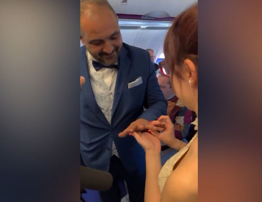 Nuntă inedită pe un zbor Wizz Air! Ivano și Federica și-au unit destinele în aer, pe 15 aprilie 2024. VIDEO