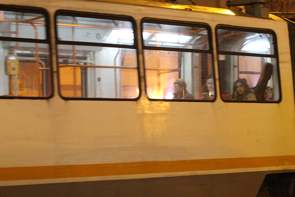 Andra Gogan în tramvai, alături de mama ei