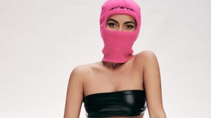 Imposibil de recunoscut la cum s-a camuflat! Este cea mai faimoasă cântăreață din România