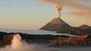 Spectacol natural! Eruptia vulcanului Concepcion din Nicaragua a proiectat lava la o inaltime de un kilometru!