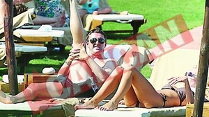 Robbie Keane face stretching pe plaja cu nevasta