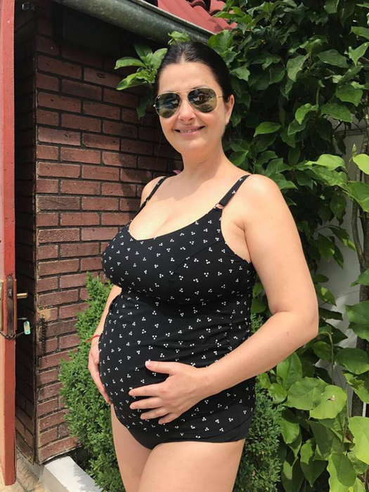 Însărcinată în şapte luni, Gabriela Cristea s-a pozat în piscină, în costum de baie! Cum arată vedeta