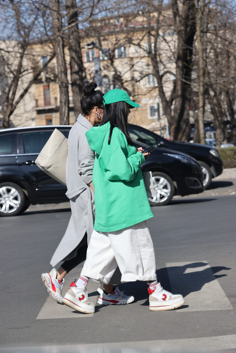 Inna merge lângă prietena ei  (Foto: CANCAN.RO)