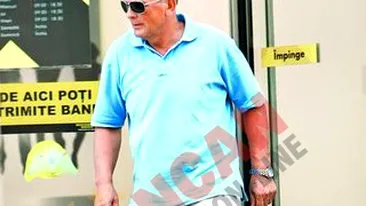 La banca, in pantaloni scurti