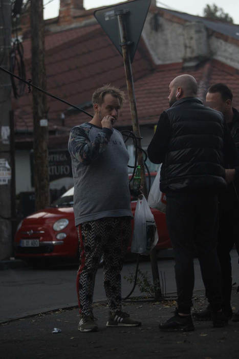 Discută cu prietenii în timp ce bea bere şi fumează