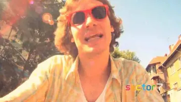 Repetitiile lui provoaca atat de mult zgomot in camin, incat vecinii se simt deranjati. Nu degeaba are succes cu piesa Ma-ta are cratima