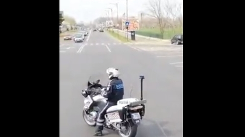 Un polițist a fost filmat în apropierea Casei Poporului, în timp ce dansa pe motocicletă. Cum a reacționat MAI