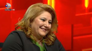 Diana Șoșoacă s-a apucat de cântat într-o terasă din București. Fosta membră AUR a stârnit un val de reacții pe internet