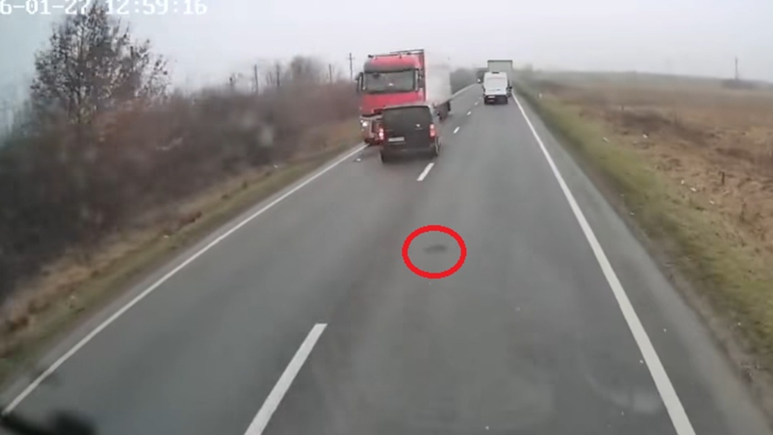 Ce era pe asfalt în momentul impactului. Ce se observă în imaginile surprinse cu accidentul în care au murit 7 oameni
