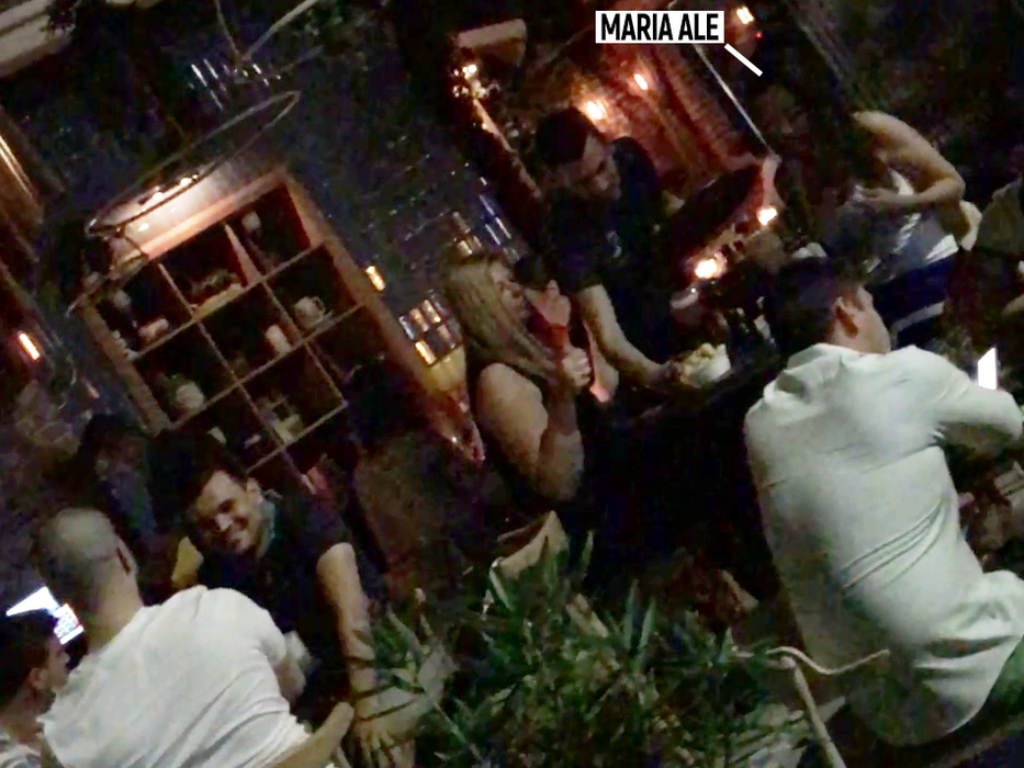 Maria Ale a fost alături de o prietenă în NUBA Cafe