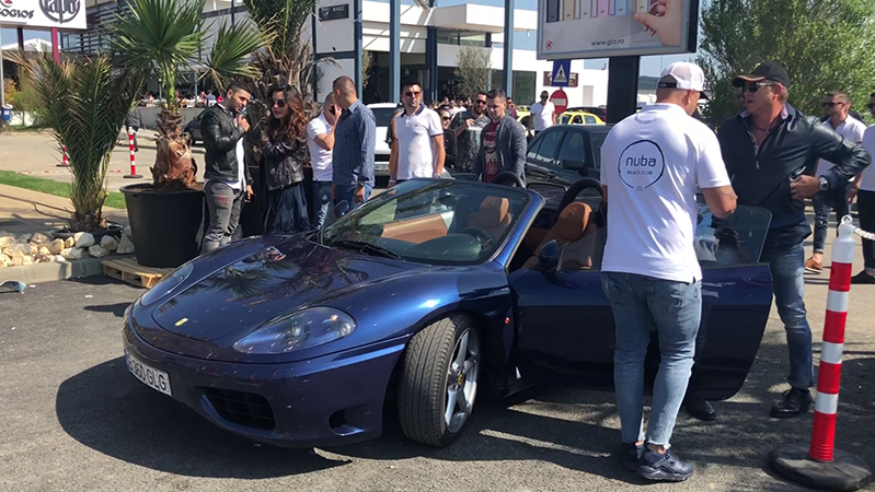 Germani a ajuns la club și îi dă cheile unui angajat, pentru a-i parca Ferrari-ul