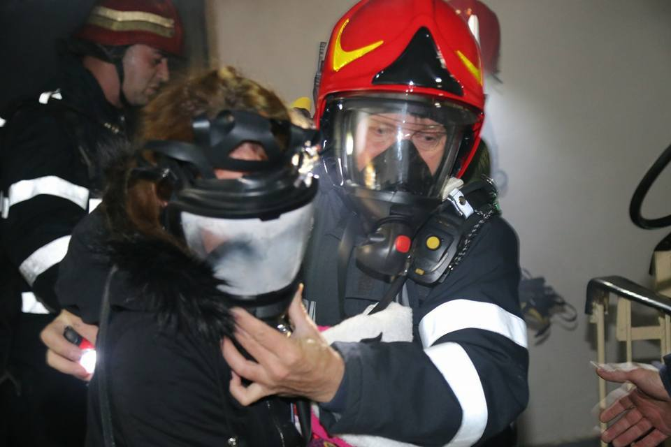 Incendiu puternic într-un bloc din Capitală! 50 de persoane au fost evacuate