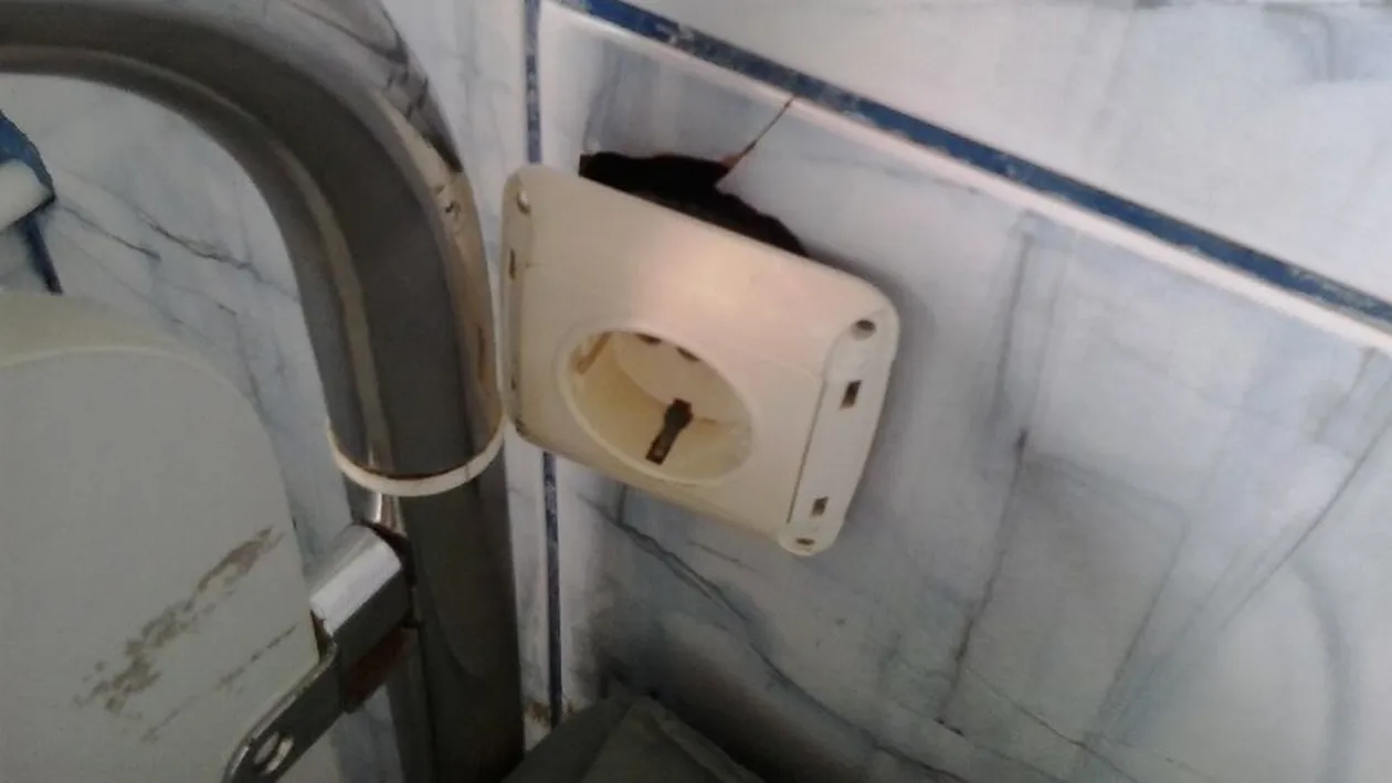 Laturi, asternuturi infecte si conditii in care nici macar un caine nu ar putea trai! Cum arata un spital in Romania in anul 2014!