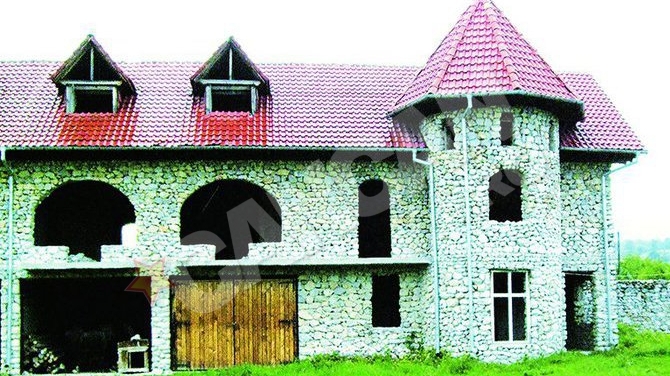 Gorjeanul Virgil Tumbar a inceput constructia in anul 2000 si a investit dublu in cladire! Isi vinde castelul cu 180.000 de euro