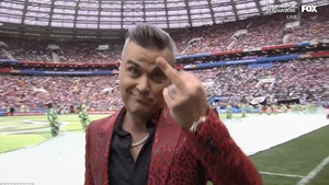 Robbie Williams a arătat degetul mijlociu la ceremonia de deschidere a Cupei Mondiale